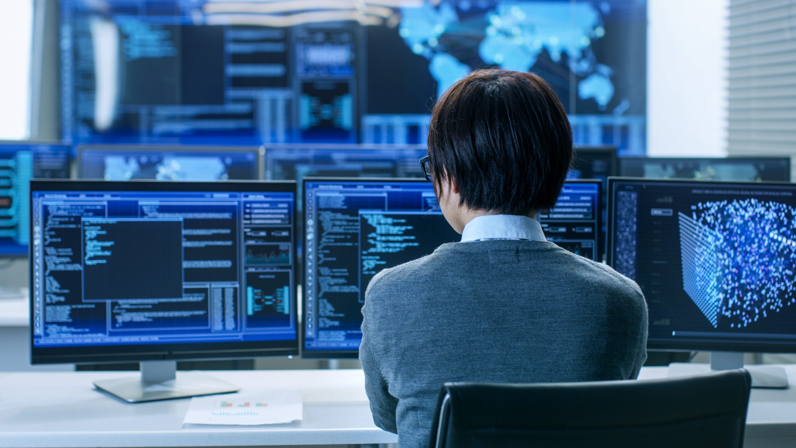 Piece of technology. Искусственный интеллект компьютер. Человек за монитором. Компьютеры в будущем. ИТ компьютер.
